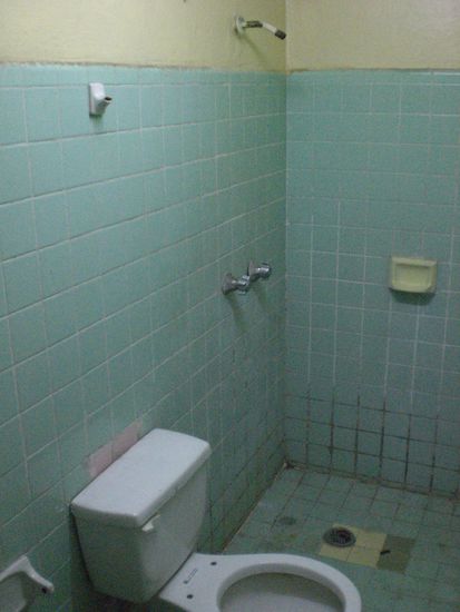 Unser Bad und WC. Sieht auf dem Foto drei Mal besser aus als in Wirklichkeit 