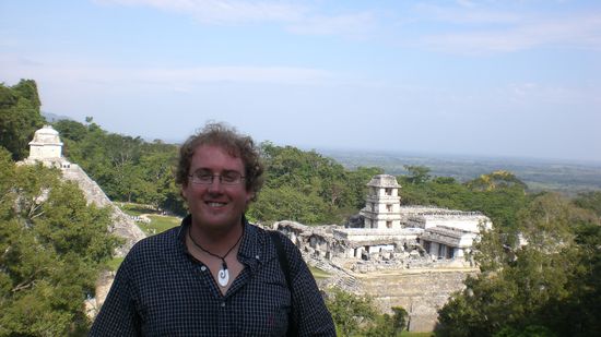 Auf der hoechsten Pyramide von Palenque.
