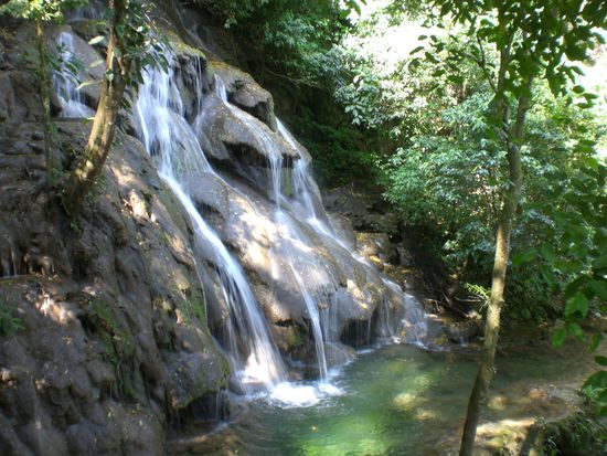 Wasserfall neben den Ruinen.