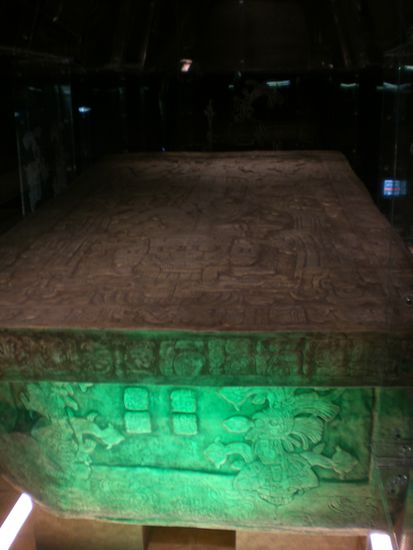 Im Museum. Wie bei den Aegyptern wurde dieser Sarkophag im Innern einer Pyramide gefunden.