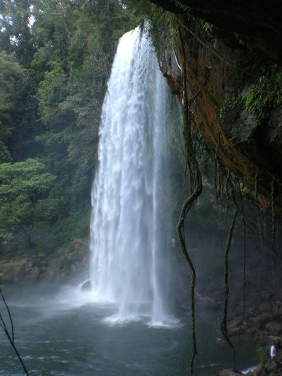Wasserfall aus der Hoehle raus fotographiert.