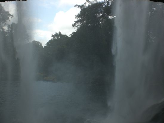 Hinder dem Wasserfall!