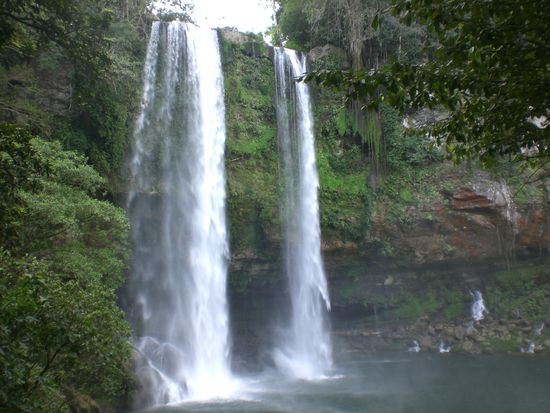 Wasserfall von weitem.