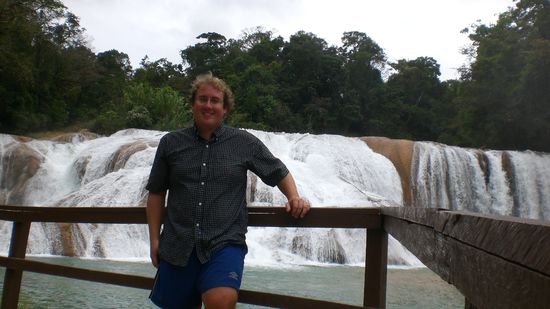 Ich vor dem Wasserfall.