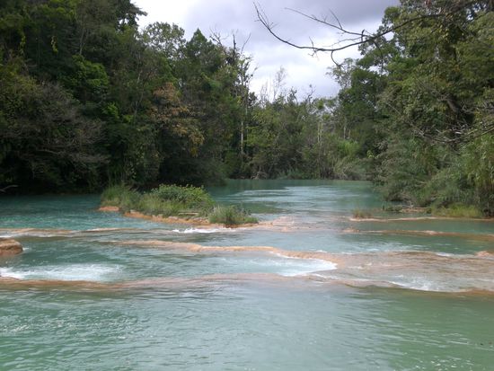 Fluss unterhalb der Faelle.