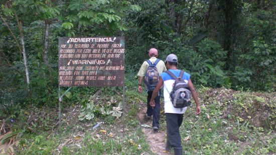 Koennt ihr es lesen? 
Als ich ein Foto mit Patrick neben dem Schild gemacht habe kam gerade ein Mann mit einer Machete aus dem Jungle!