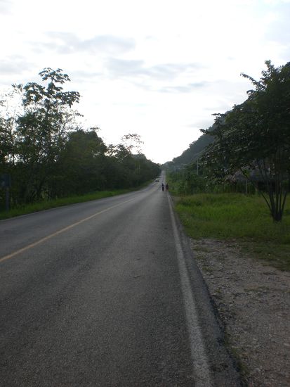 Zwischenhalt um zu Fruehstuecken. So sah die Strasse immer wieder aus. Ziemlich gerade..