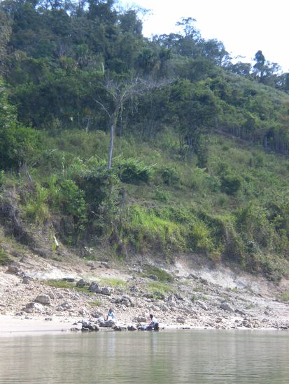 Guatamelaken beim Waschen im Fluss.