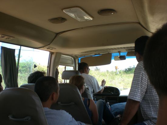 Drittes Transportmittel. Bus nach Flores.