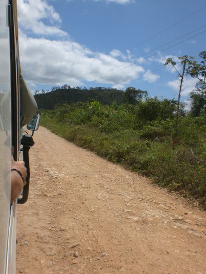 So sah die Strasse hier aus. Haette vor lauter holpern beinahe die Digicam fallen lassen... 
Im Vergleich zu Kambodscha ist das aber ne richtige Autobahn!