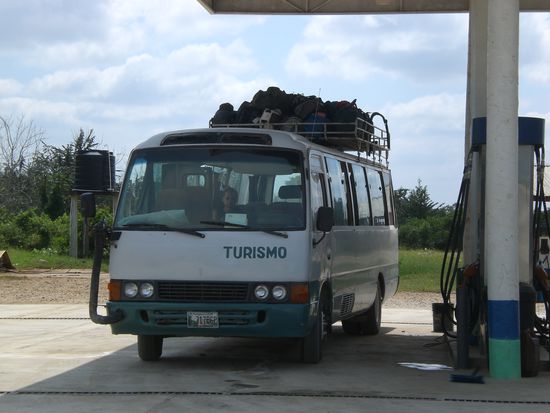 Unser Bus mit Gepaeck auf dem Dach.