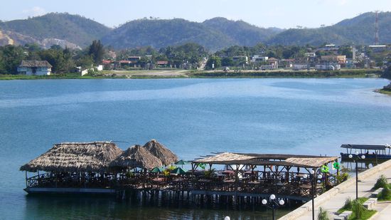 Aussicht von unserem Hotel auf den See Peten. Flores liegt auf einer Insel.