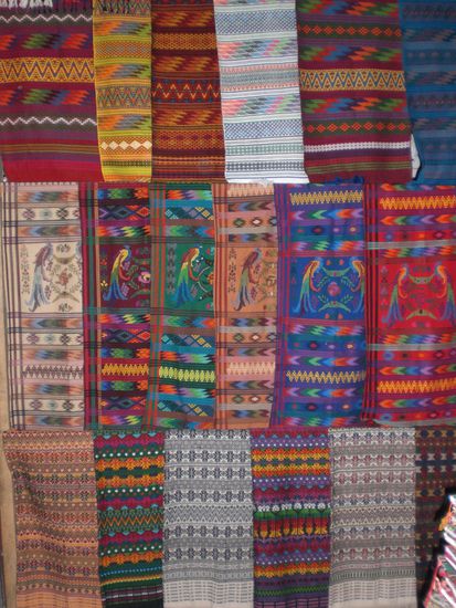 Lokale Weberarbeiten. Fuer ein solches Tuch arbeitet eine Frau 15 Tage lang...