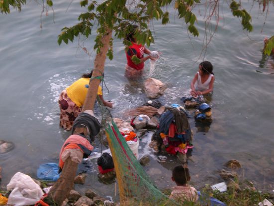 Frauen beim Waschen im See. Frischi, was meinst du dazu? (Insider aus Neuseeland)