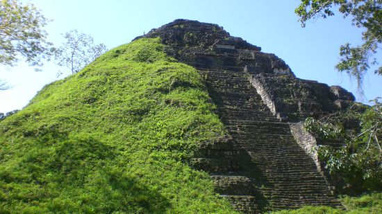 Ruine halb ueberwachsen von Gras.
