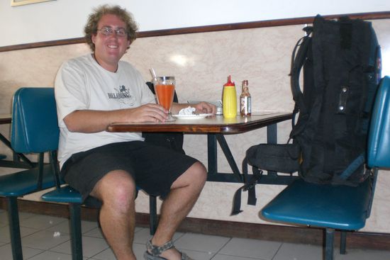 Mein Rucksack und ich beim Essen und frisch gepressten Papayasaft trinken.