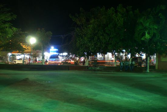 Dorfplatz von Orange Walk abends.