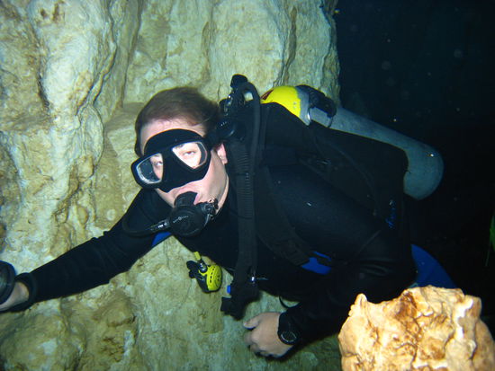 Ich in der Hoehle. War ganz schoen dunkel zum Teil. Zum Glueck haben wir ne Unterwasserlampe bekommen! 
