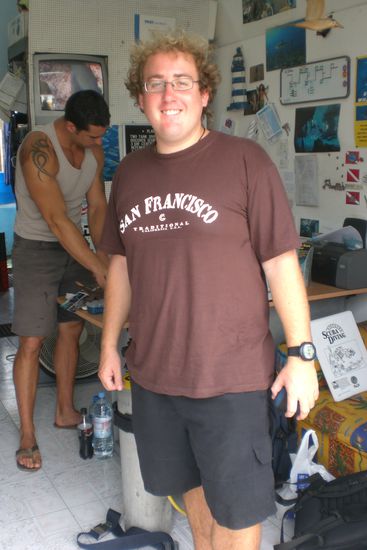 Ich im Dive Center. Hinten links ist uebrigens Cedric Grand (Schweizer Bobfahrer und Weltmeister 2007). War mit ihm die drei Tage Tauchen.