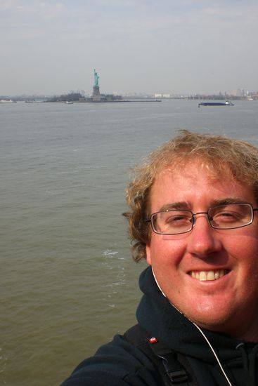 Ich vor der Freiheitsstatue.