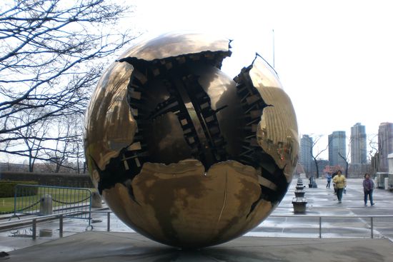 Globus vor dem UN Gebäude.