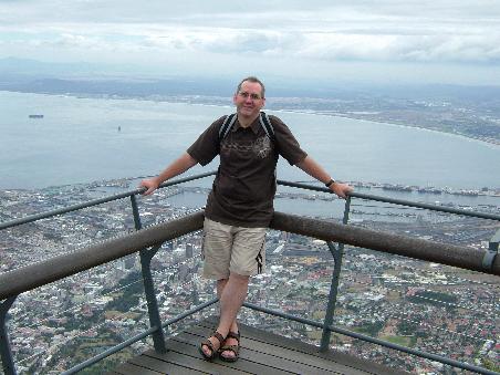 Fredy vor der Aussicht von Cape Town