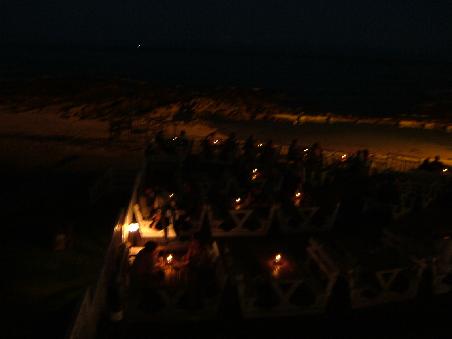 Abendessen mit Kerzenlicht direkt am Strand