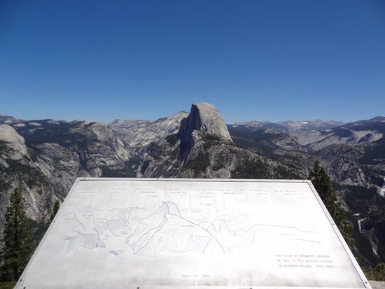Tafel mit den Namen der zu sehenden Felsen