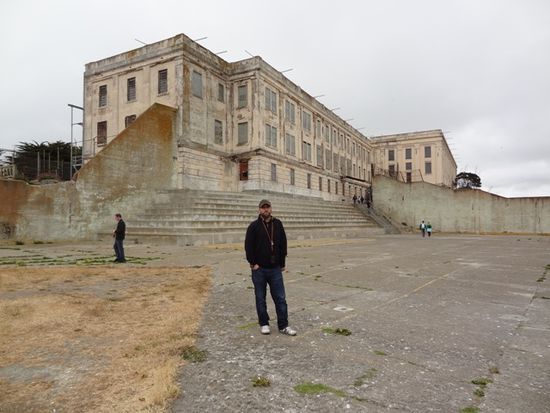 Das Gefängnisgebäude und der Innenhof zum Freigang, auf dem die Insassen ihre Zeit sogar bei Eiseskälte und starkem Wind gerne verbrachten.