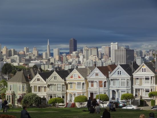 Die "Ladies" am Alamo Square mit Blick auf die Stadt...Postkartenmotiv-tauglich