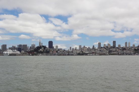 Auf dem Rückweg von Alcatraz zeigte San Francisco, was es kann und begrüßte uns mit einem blauen Himmel