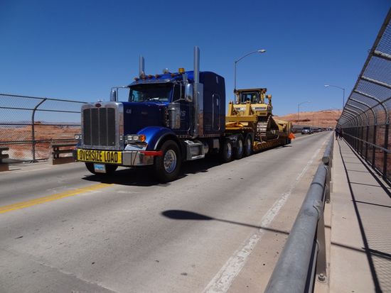 Ein Oversize Load-Truck auf der Glen Canyon Dam Bridge