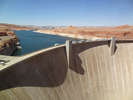 Glen Canyon Dam - ein wahnsinnig schöner Ausblick auf den tiefblauen Lake Powell