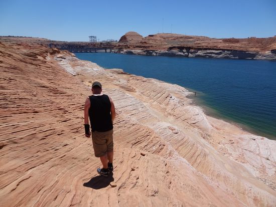 The Chains - wer ein wenig klettert, hat von hier aus einen traumhaften Ausblick auf den Glen Canyon Dam und die wunderschönen Badeabschnitte am Lake Powell.
