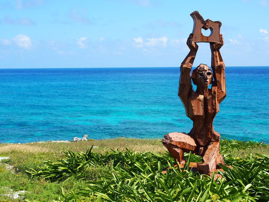 Das Meer - und natürlich eine von 23 Skulpturen im Park