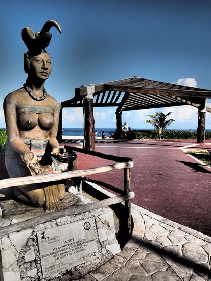 Die Statue der Göttin Ixchel am Eingang zur Tempelanlage (dem Skulpturenpark).