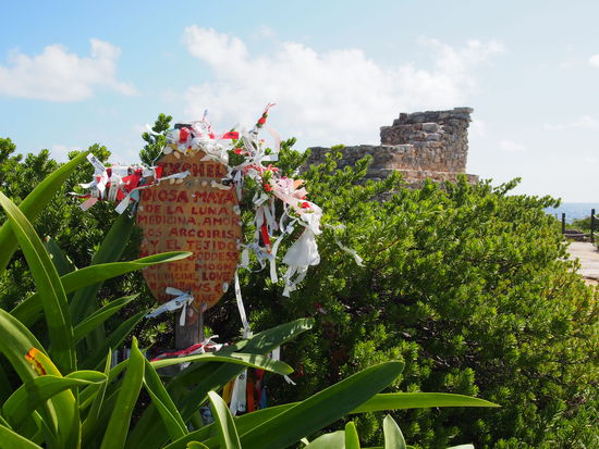 Hier hinterlassen viele ihre Bänder, die sie am Eingang erhalten haben (manche sogar Schmuck) - in der Hoffnung, es möge Glück bringen...