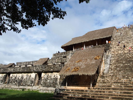 richtig steil! Die Akropolis ragt 31 m in die Höhe.