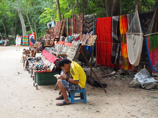 Einer der vielen Künstler auf dem Markt.