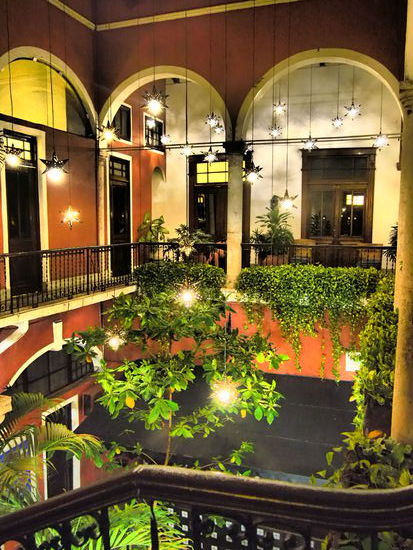 Die Eingangshalle unseres Hotel Reforma - geschmückt mit schönen Lichtern.