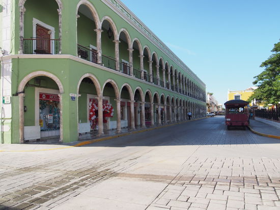 Sonntags um halb 9 hat das bunte Treiben noch nicht begonnen...
Rechts im Bild: Die "Travia de la ciudad"