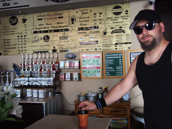 Den Tag starten wir im "Altagracia", wo es den besten Kaffee der Stadt gibt.