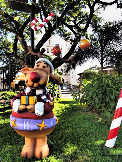 Am Plaza weihnachtet es schon heute sehr - bei 30 Grad 