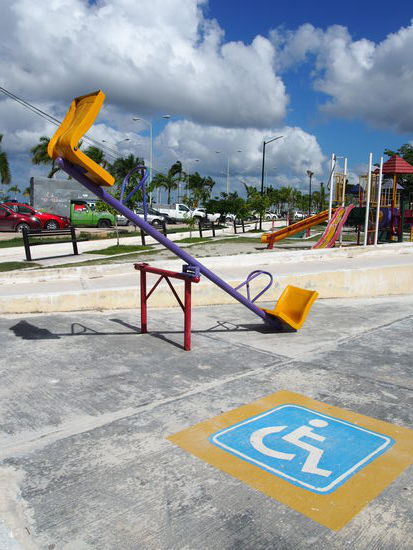 Der Kinderspielplatz ist sicherlich nicht vom TÜV abgenommen...