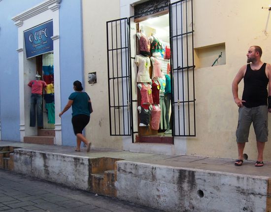 Die Bürgersteige entsprechen nicht dem europäischen Standard und sind über Stufen zu "erklimmen".