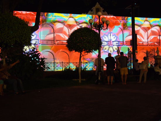 Die Lichtershow am Abend an der Plaza...glücklich ist der, der einen guten Sitzplatz ergattert.
