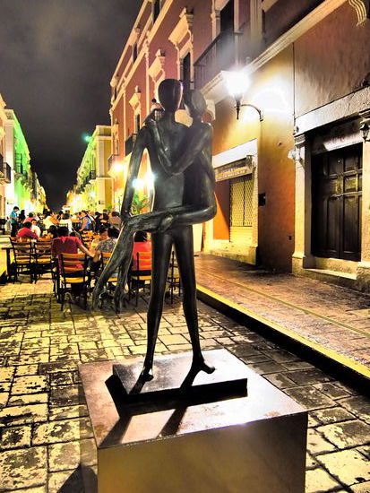 Überall in der Stadt finden sich Kunstwerke wie diese hier.