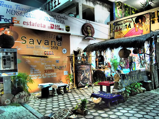 Und natürlich Souvenirläden, wohin das Auge blickt - hier findet jeder sein liebstes Andenken.