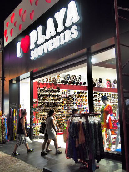 Die "5th Ave." ist gesäumt von Souvenirläden, Restaurants, ganz vielen Touriattraktionen - eigentlich genauso wie jede andere Tourihochburg.