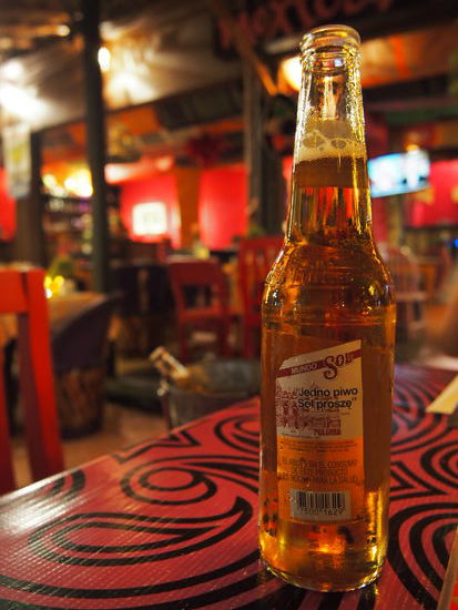 Dem Angebot konnten wir nicht widerstehen: 5 Sol und ein prallgefüllter Teller mit Nachos für 150 MXN...und auf jeder Flasche in einer anderen Sprache: "Ein Sol-Bier, bitte".